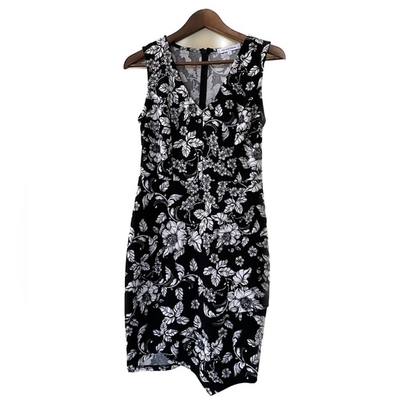 Black and white floral print summer dress, plunge neckline size small - Picture 1 of 4